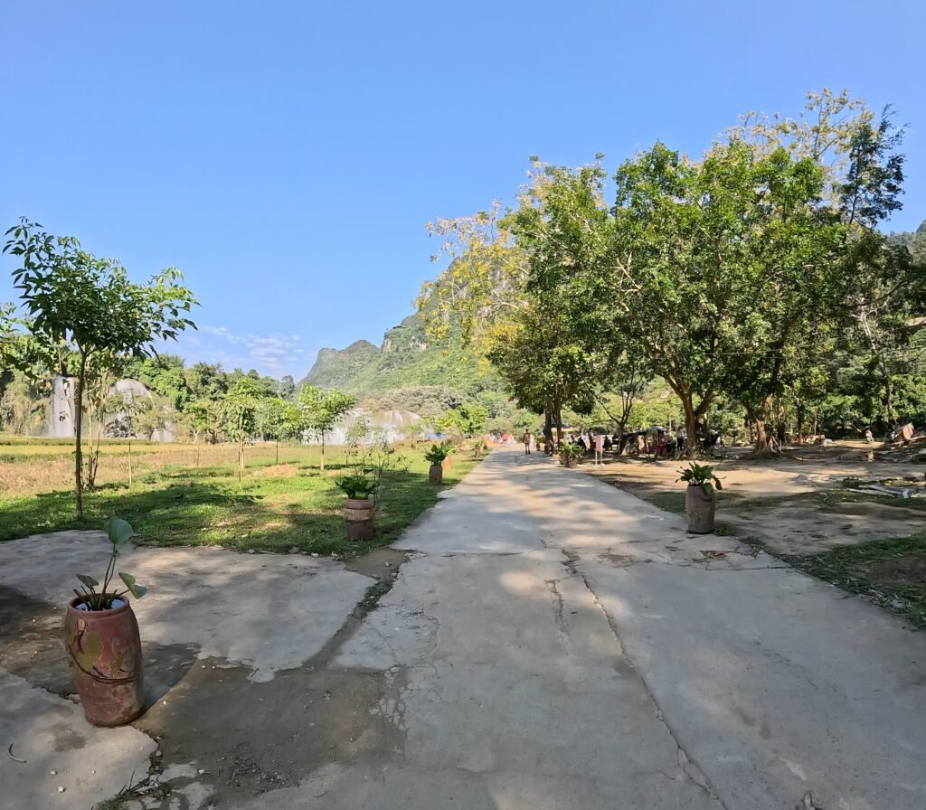 バンゾックの滝の遊歩道を歩いていく