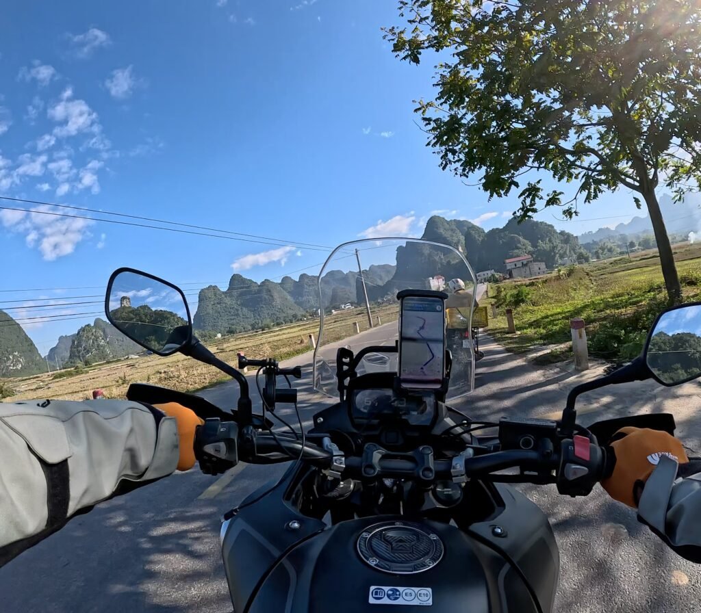 Ban Giocに近づくにつれて山々が現れる