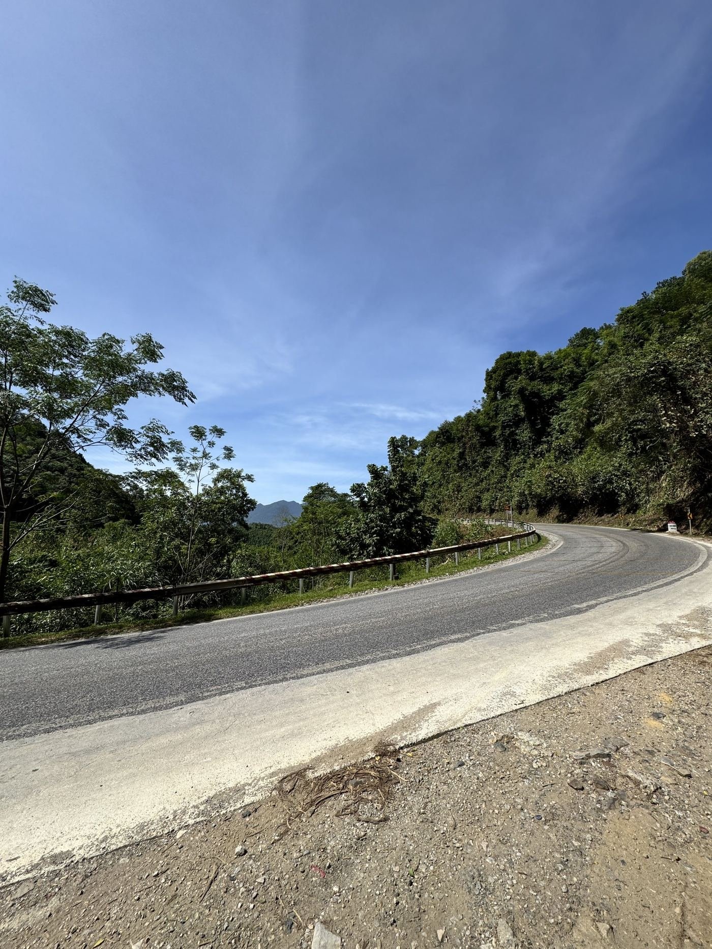 カオバンへ向かう山間部の道路