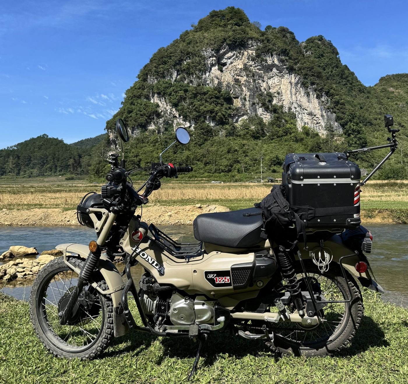 石灰岩の山を背景に停めたCT125