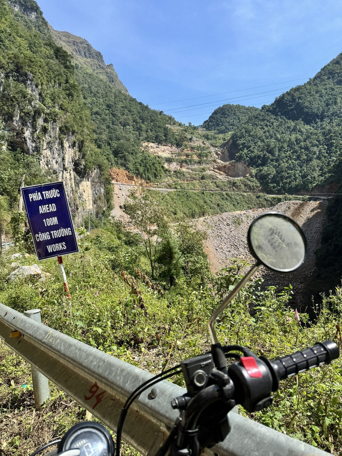 工事区間を含むカオバンの山岳道路