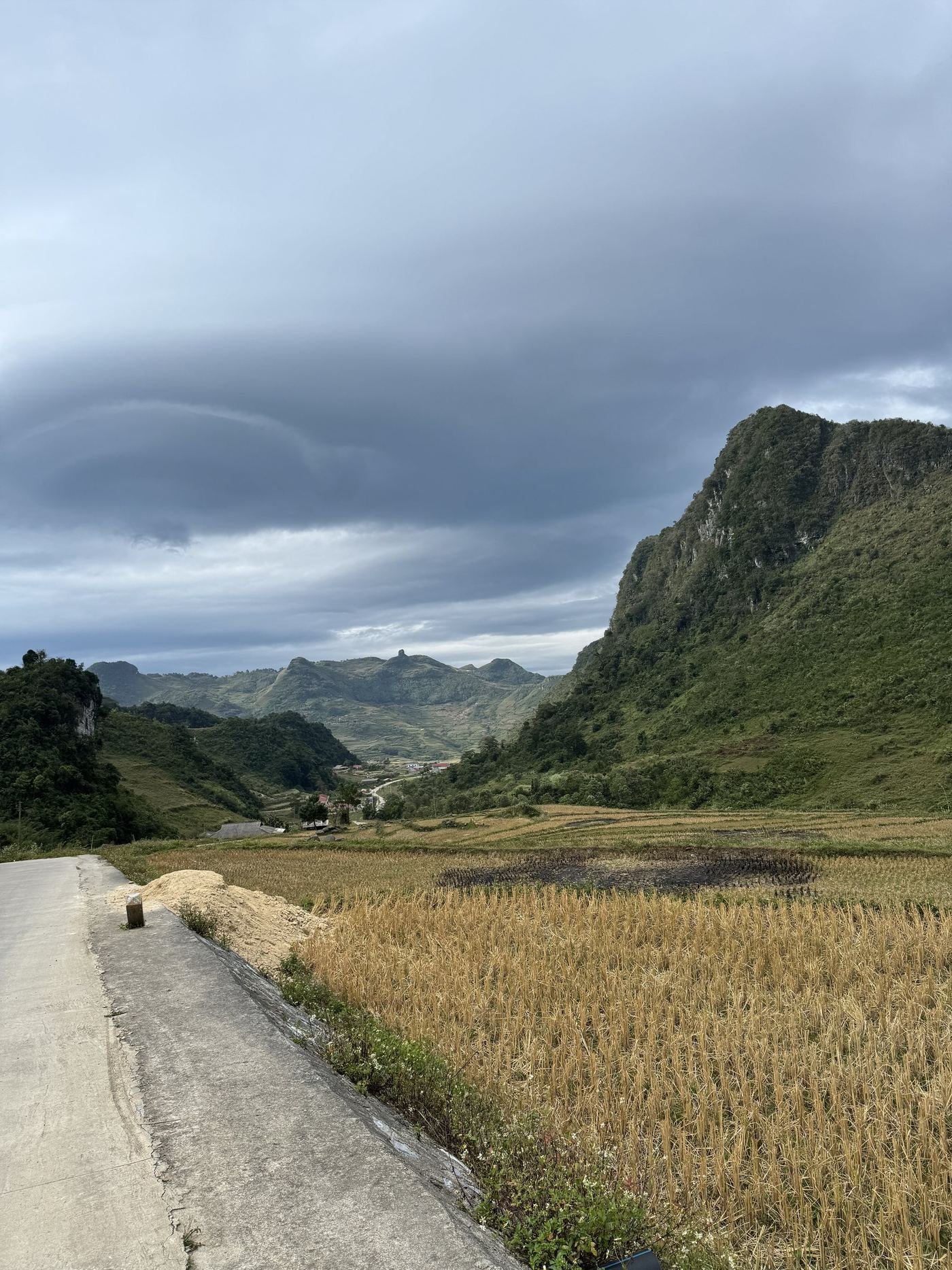 雲のかかる山へ続く帰路
