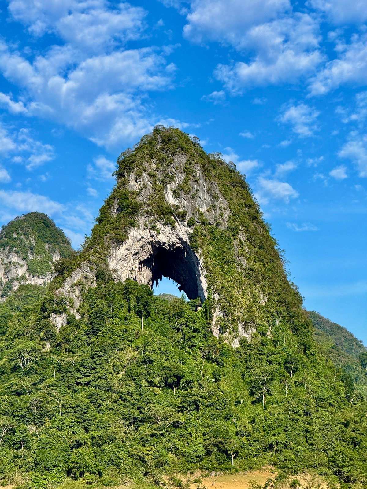 穴の開いた特徴的な石灰岩の山