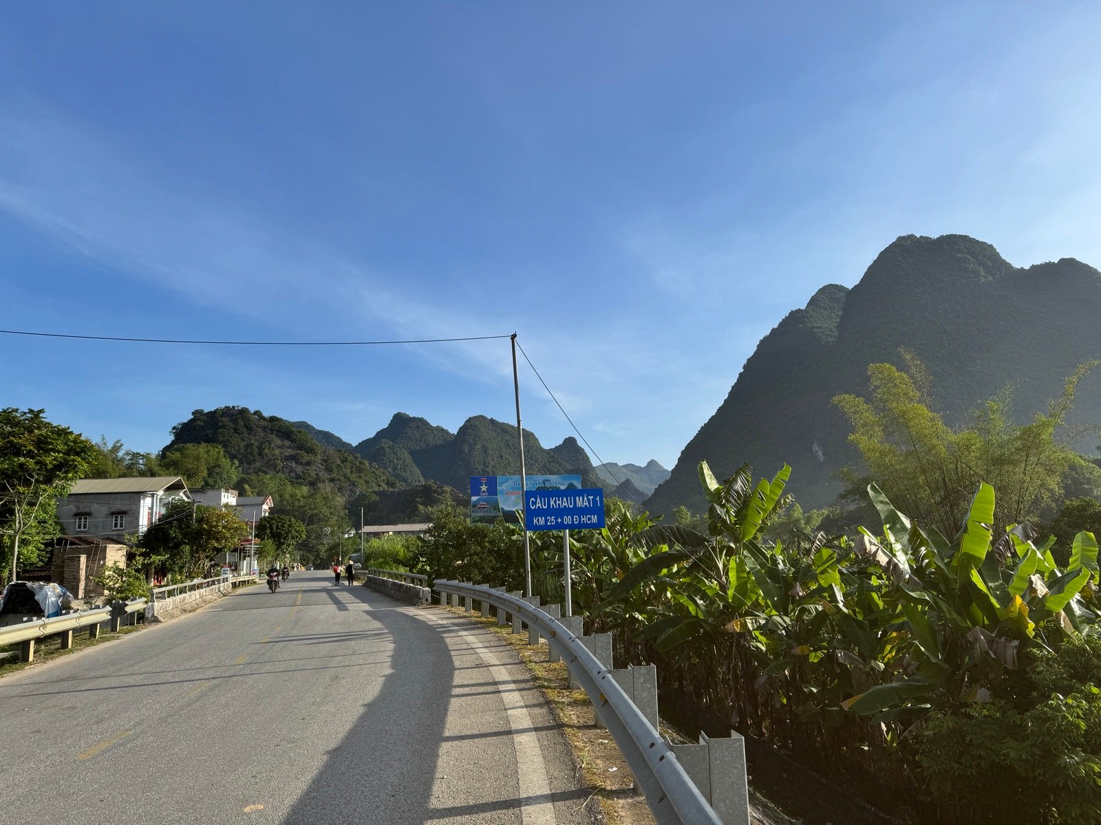 石灰岩の山へ続く道路