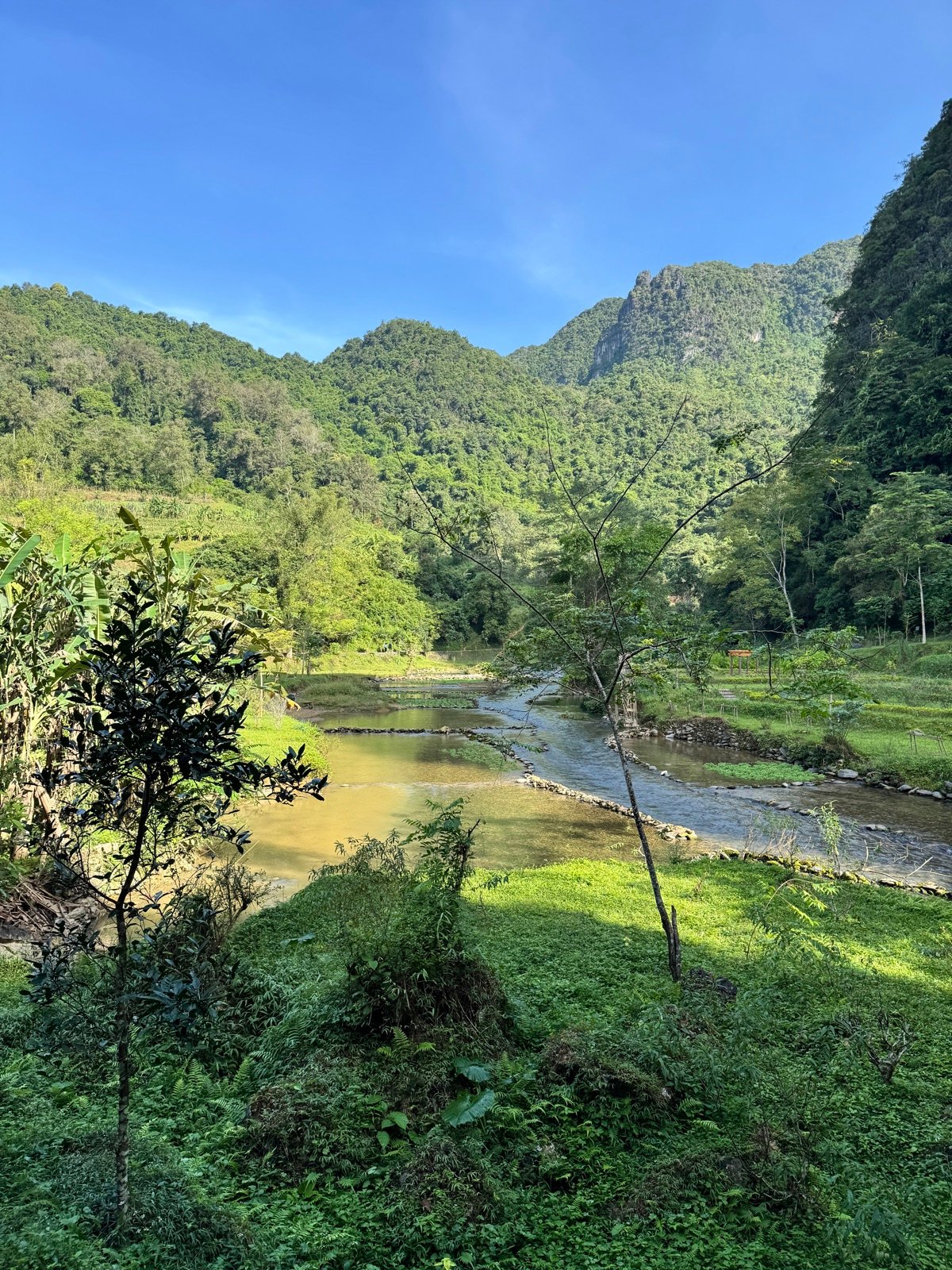 山間を流れる川と谷