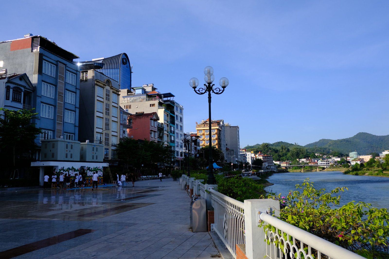 カオバン市街を流れるバンザン川沿いの街並み