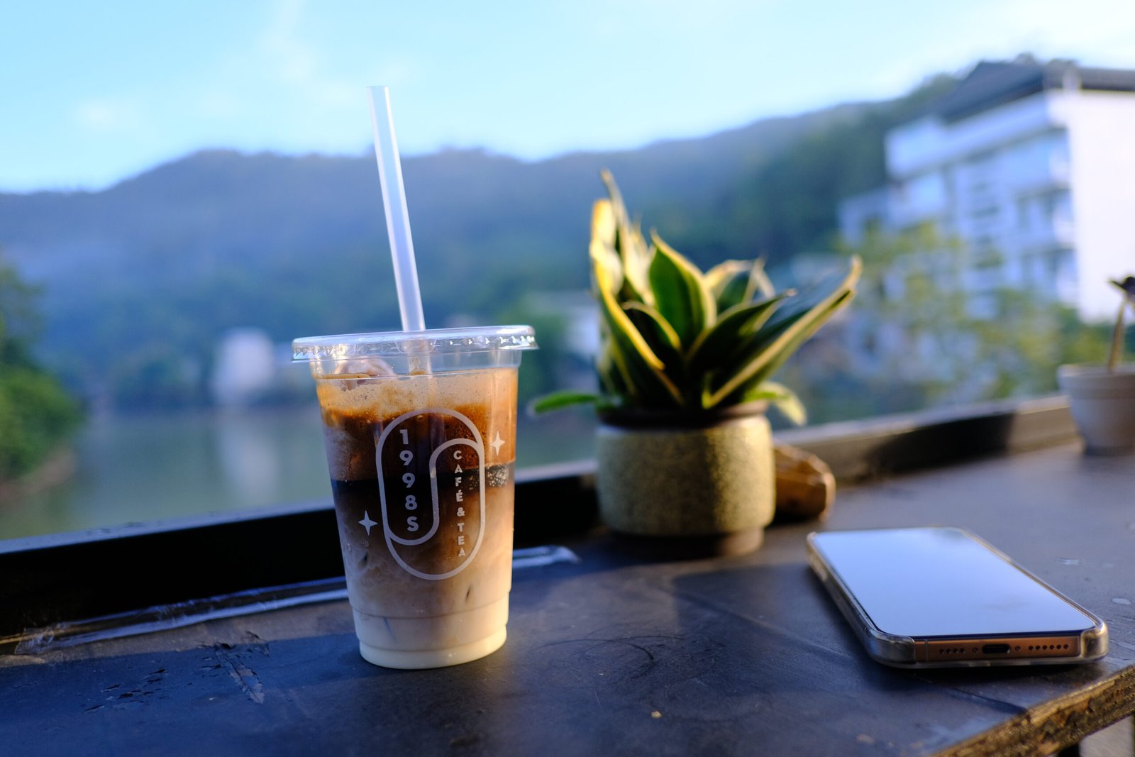 Bao Lacの川沿いのカフェで夕日を眺めながら飲むコーヒー