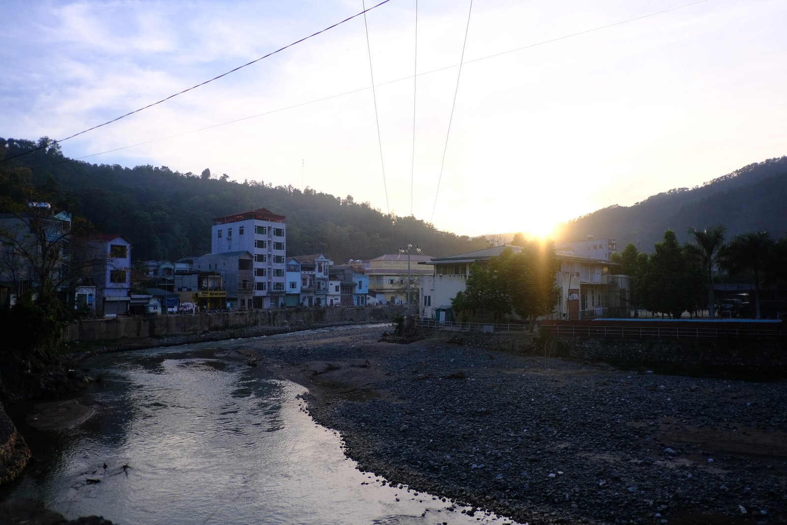 Bao Lacの川沿いに沈む夕日と山あいの街並み