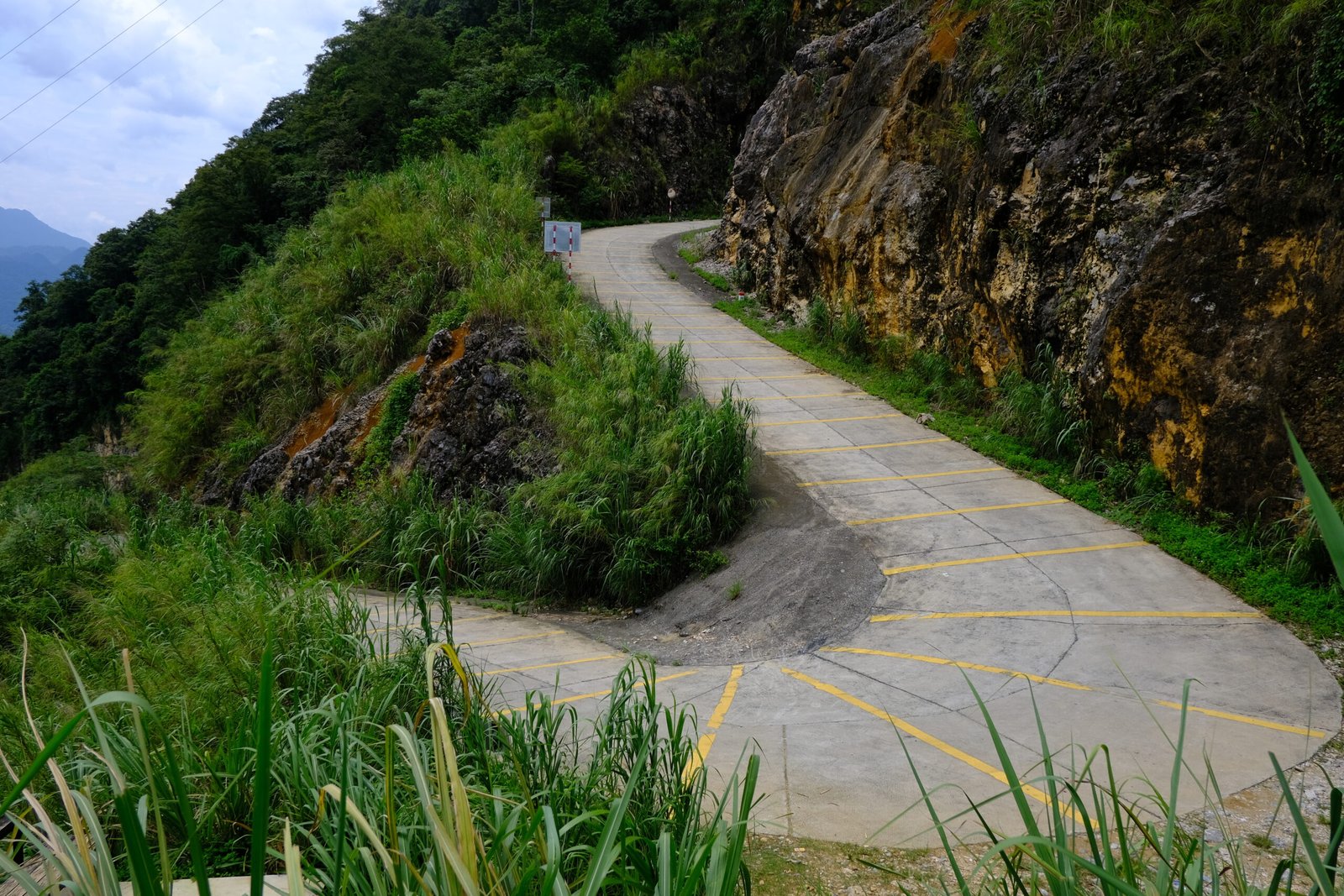 Van Son山岳路の岩壁沿いに続く急カーブ