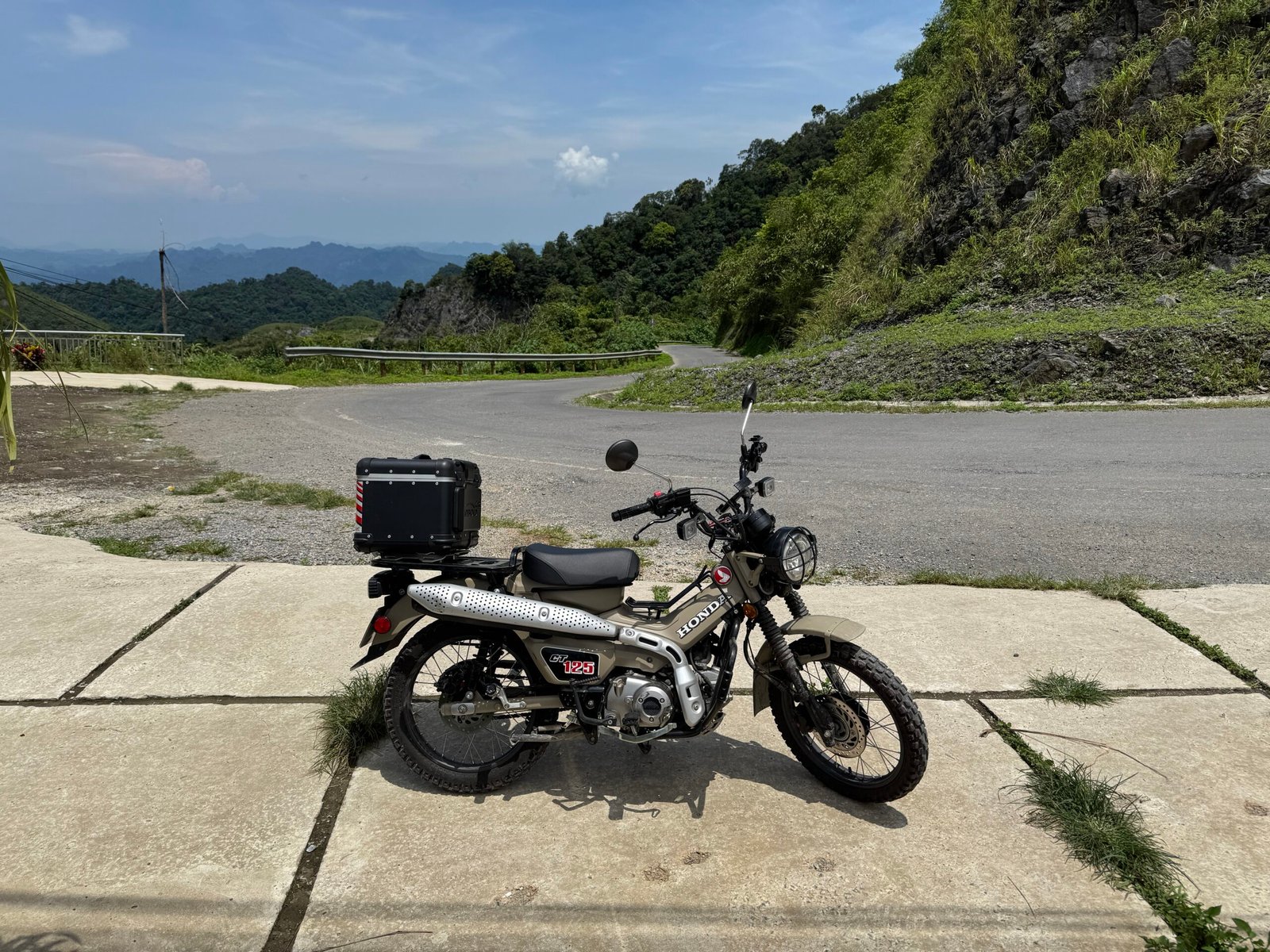 Van Sonの峠道に停めたCT125