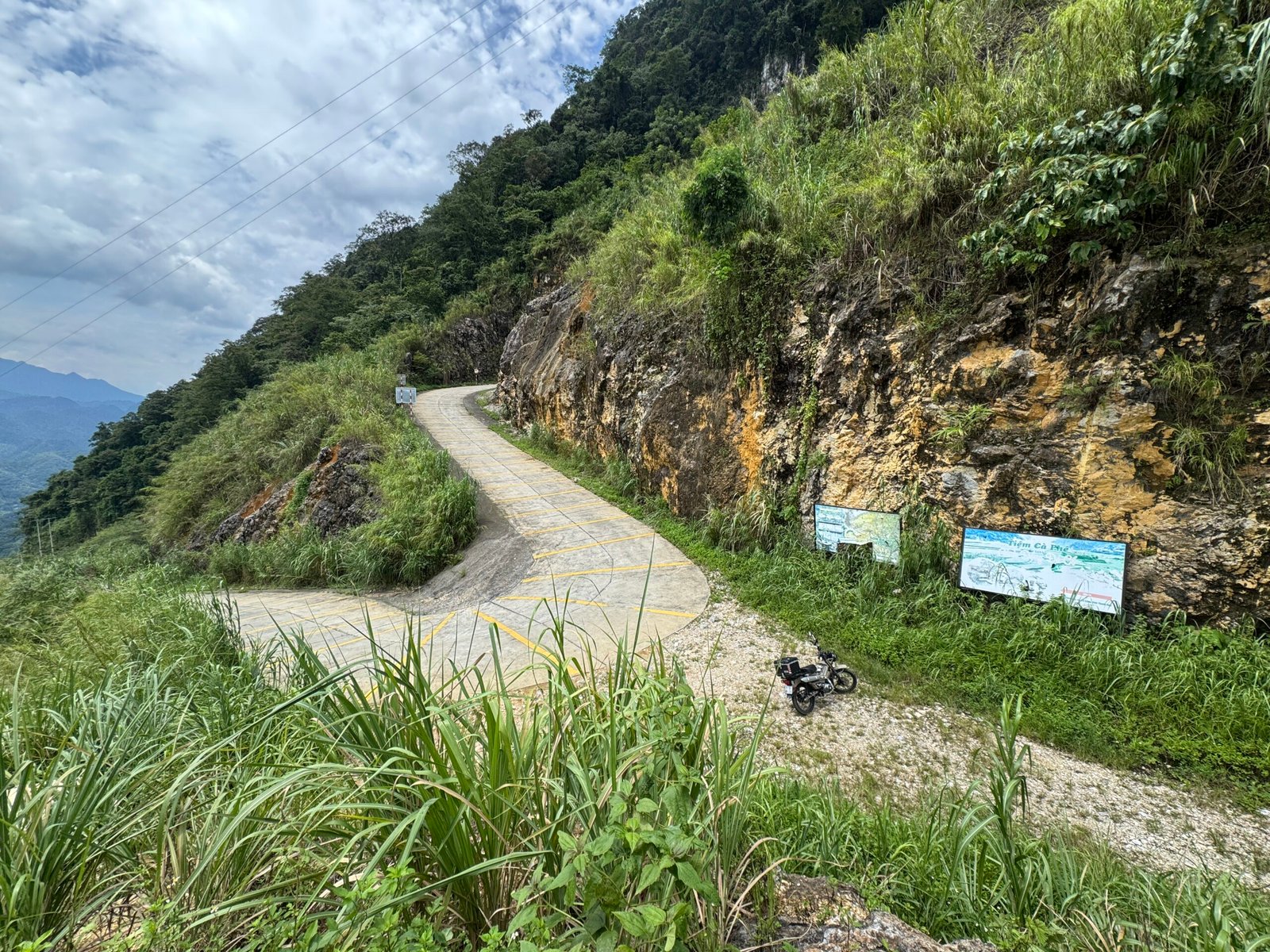 Van Sonの岩壁沿いを折り返す細い山岳路