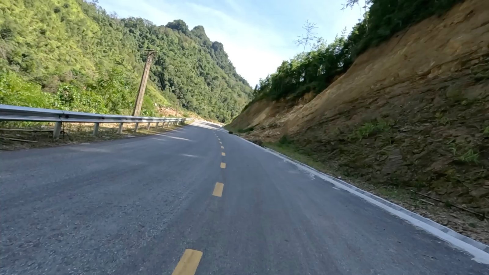カオバンへ向かう舗装山岳路