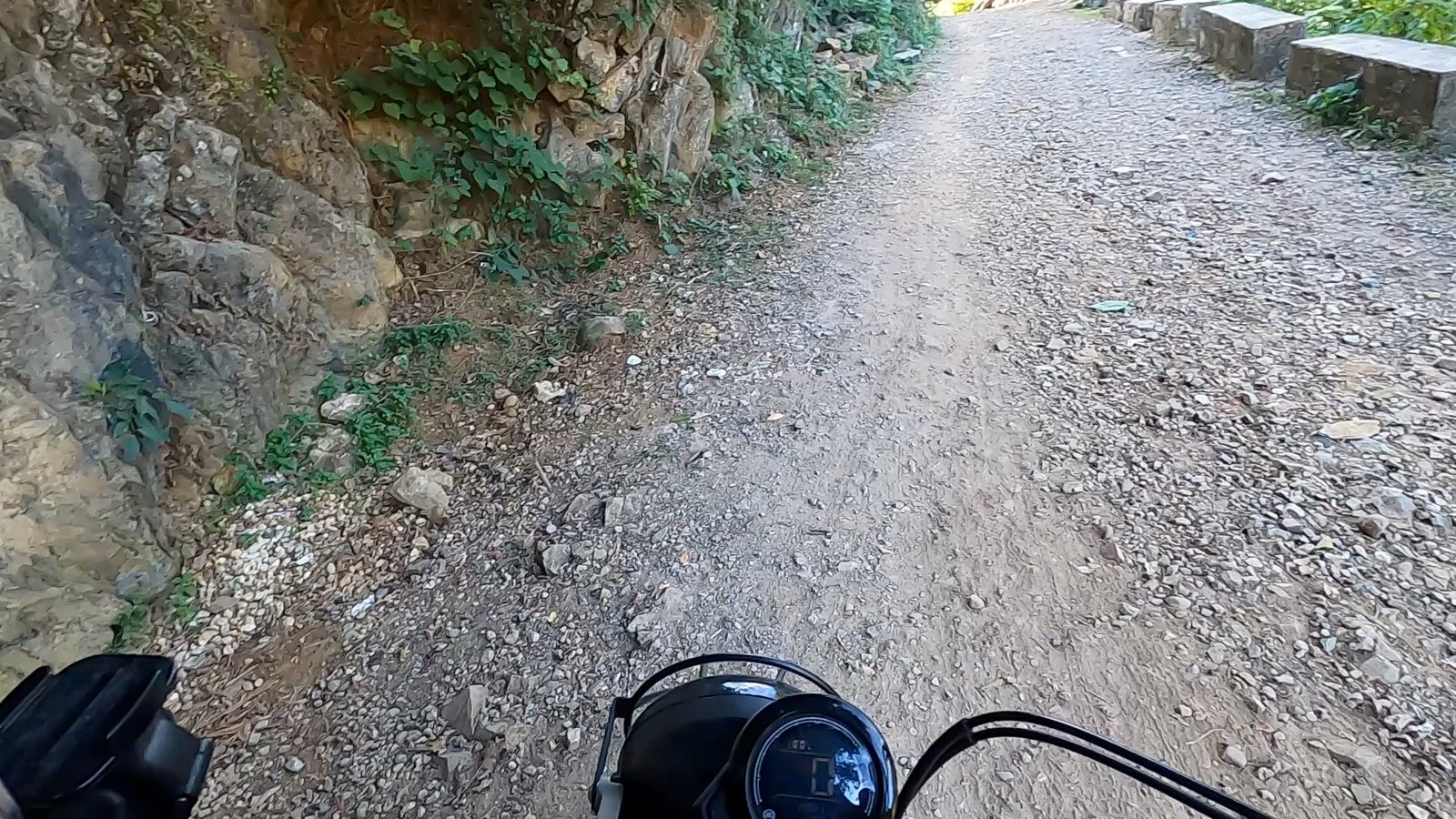 石が露出したカオバンの未舗装路
