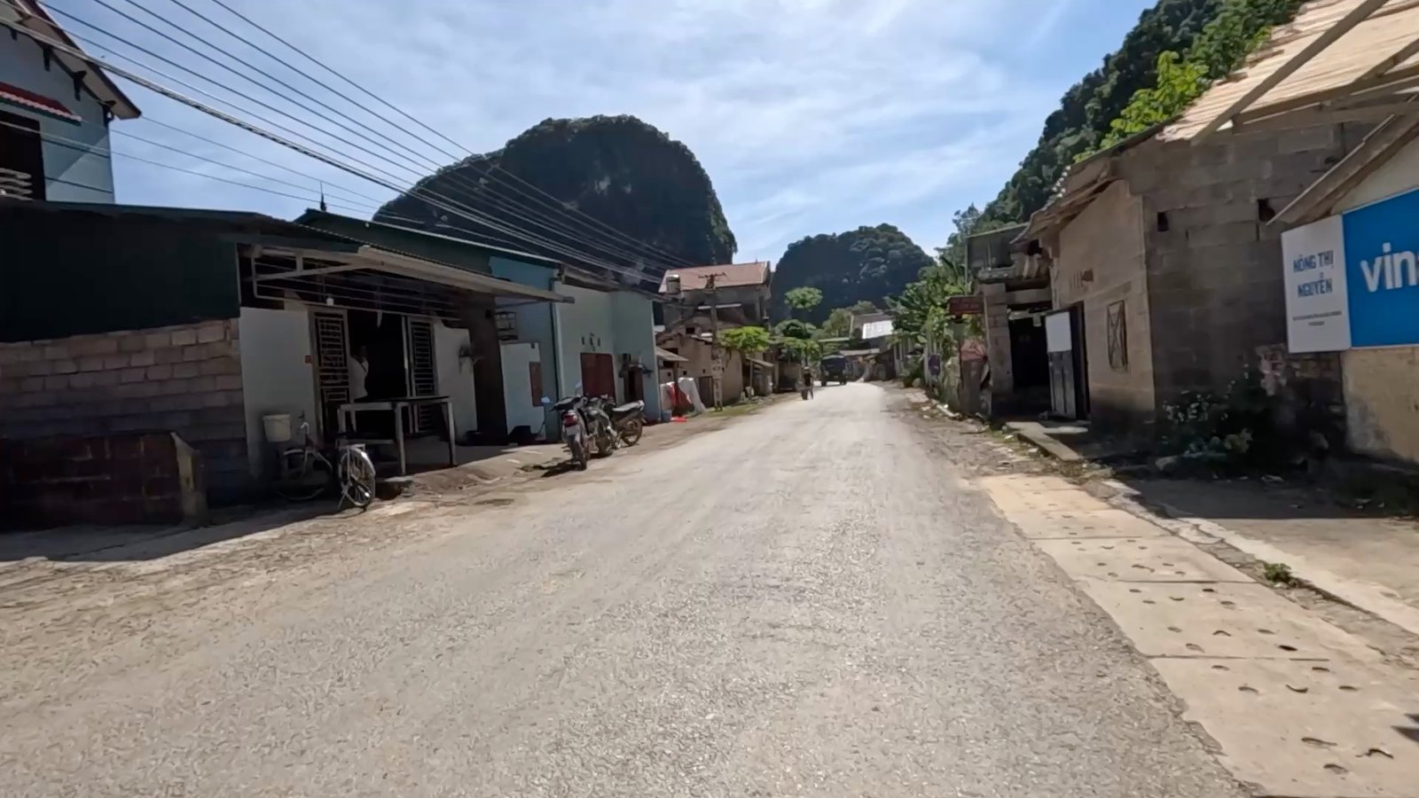 カオバンの集落内を走る道路