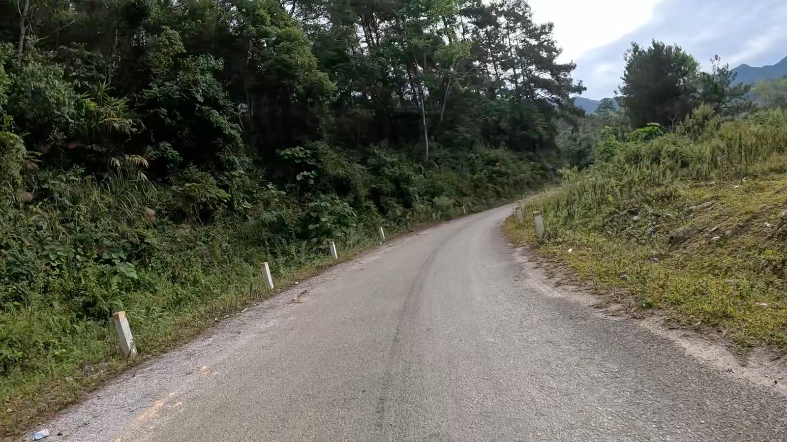荒れの残るカオバンの舗装山道